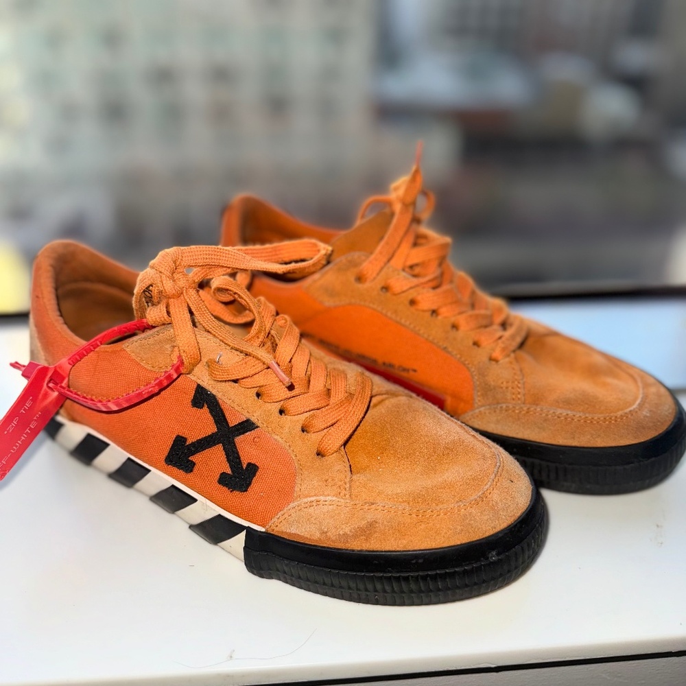 OFF WHITE (Sneakers comes with box.)